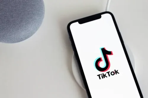 Jak przyciągnąć i utrzymać widzów podczas live na TikTok 