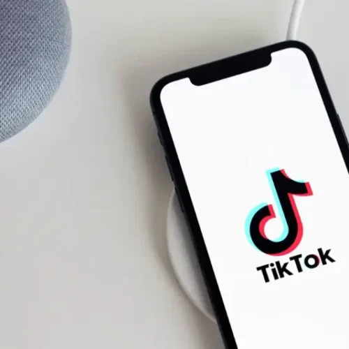 Jak przyciągnąć i utrzymać widzów podczas live na TikTok 